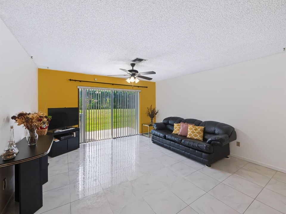 10-web-or-mls-4948-regina-ct-007