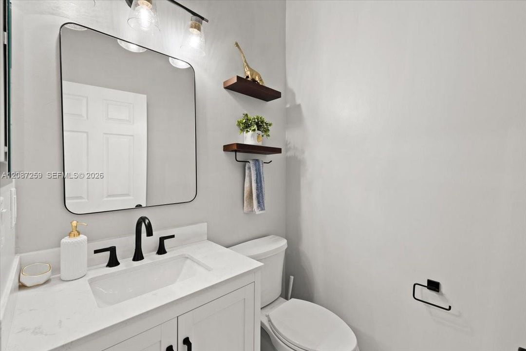 Half bathroon, main floor