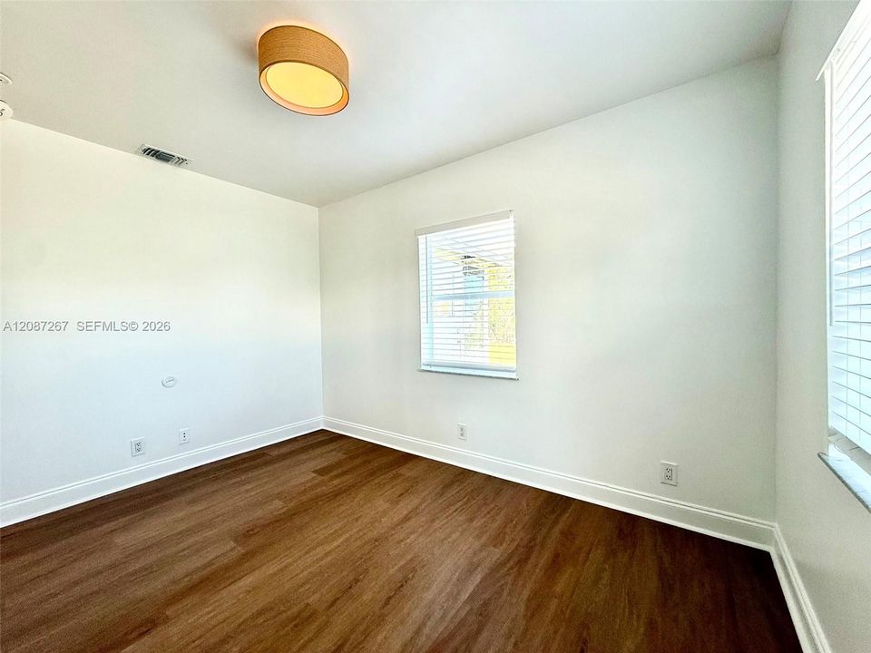 For Rent: $2,500 (2 beds, 1 baths, 839 Square Feet)