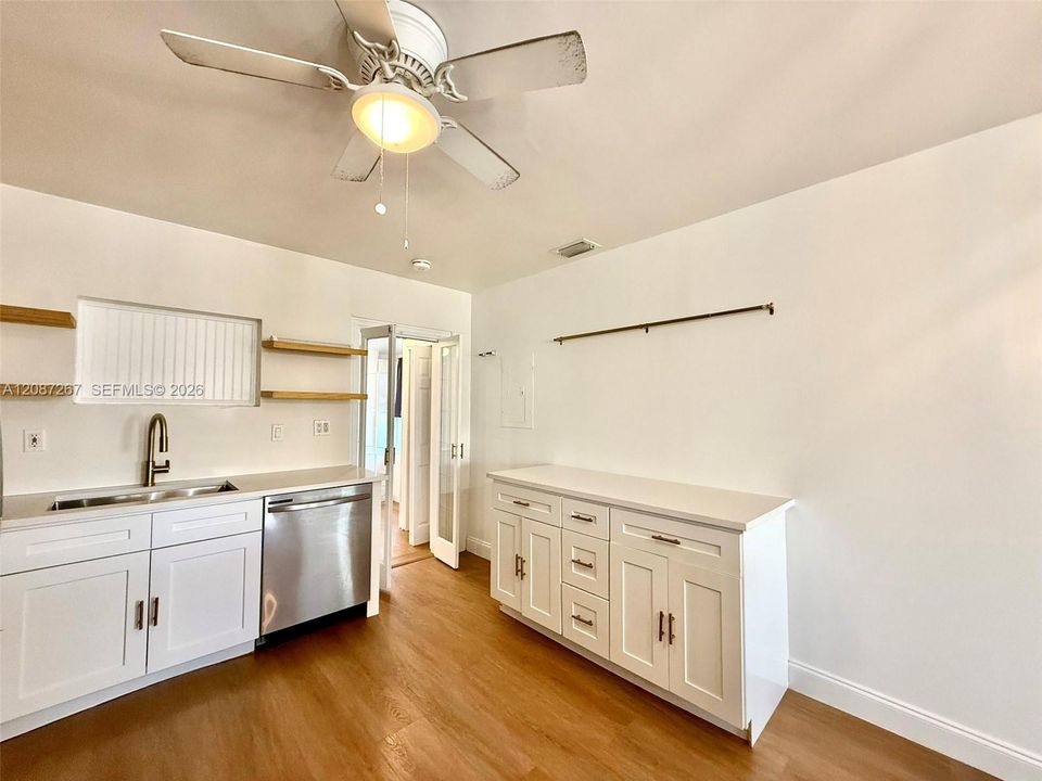 For Rent: $2,500 (2 beds, 1 baths, 839 Square Feet)
