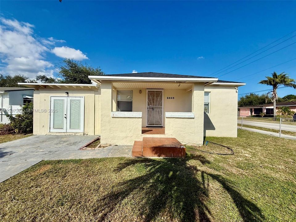 For Rent: $2,500 (2 beds, 1 baths, 839 Square Feet)