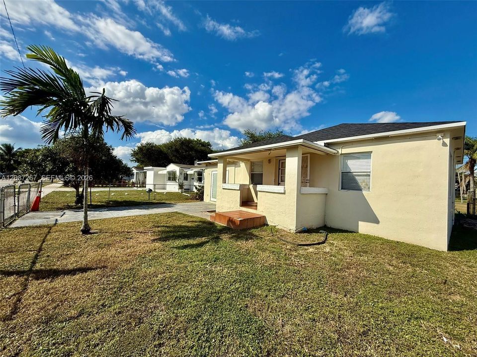 For Rent: $2,500 (2 beds, 1 baths, 839 Square Feet)