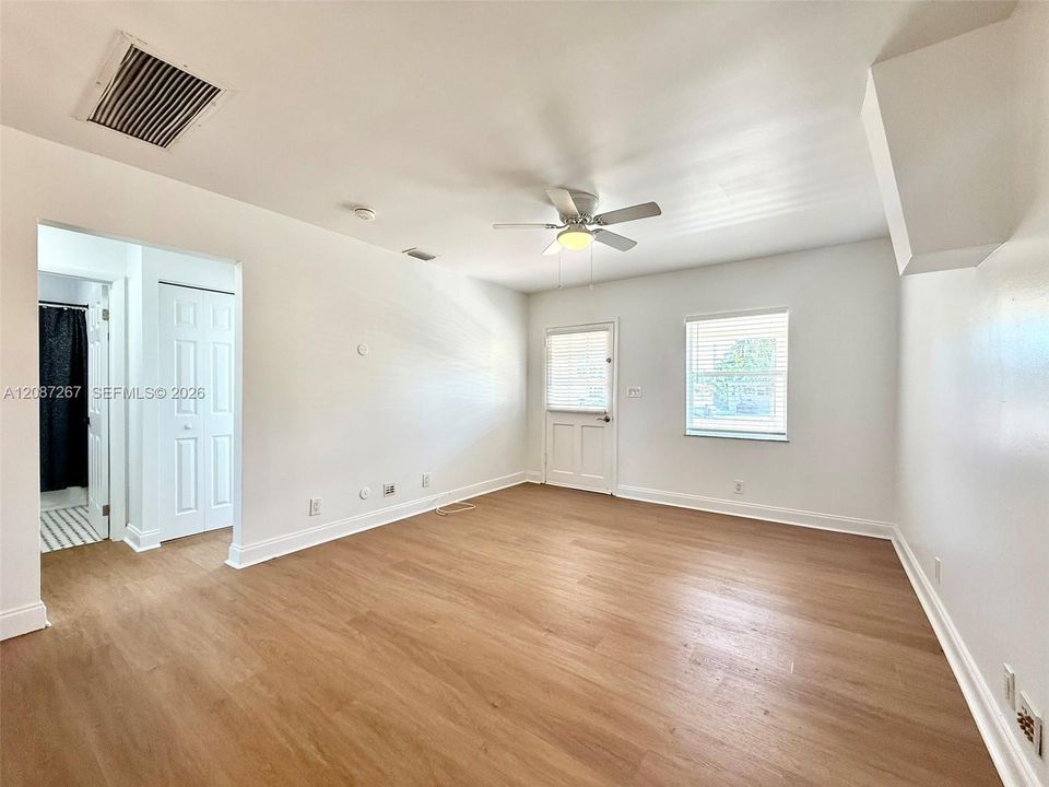 For Rent: $2,500 (2 beds, 1 baths, 839 Square Feet)