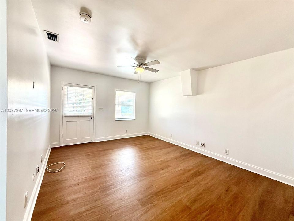For Rent: $2,500 (2 beds, 1 baths, 839 Square Feet)