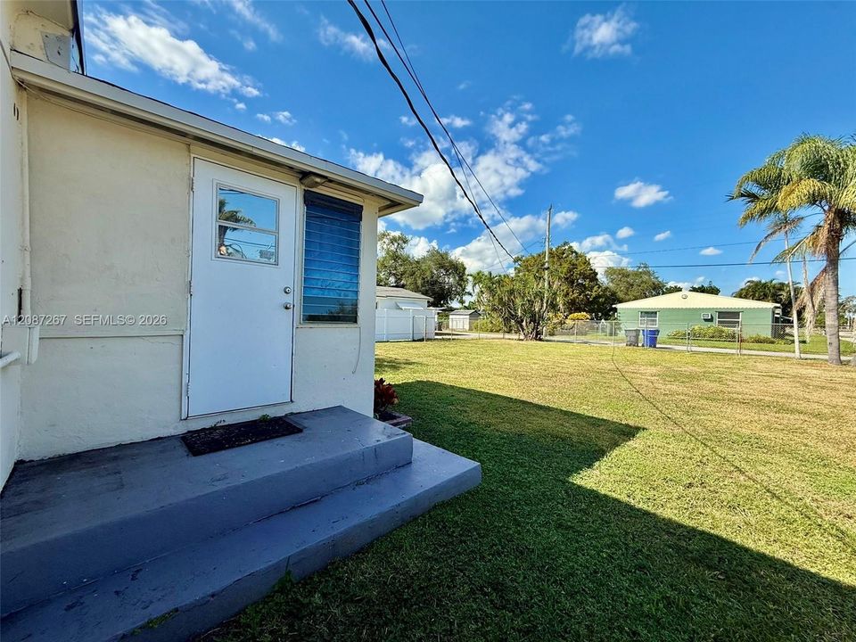 For Rent: $2,500 (2 beds, 1 baths, 839 Square Feet)