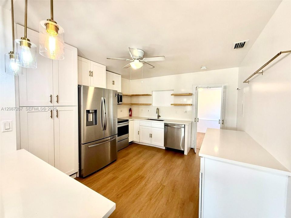 For Rent: $2,500 (2 beds, 1 baths, 839 Square Feet)