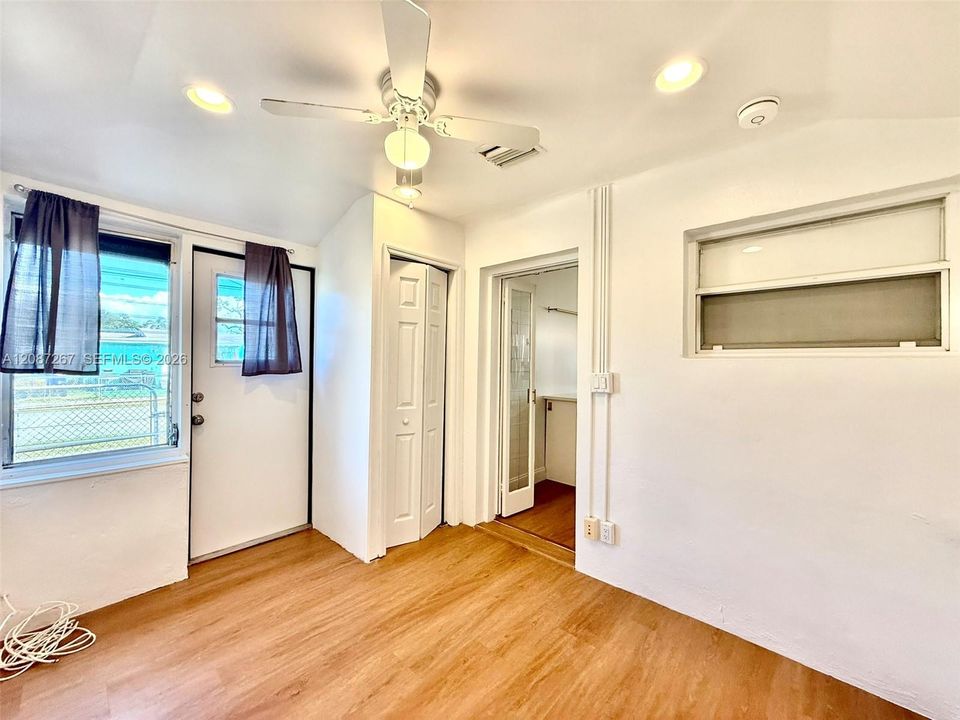 For Rent: $2,500 (2 beds, 1 baths, 839 Square Feet)