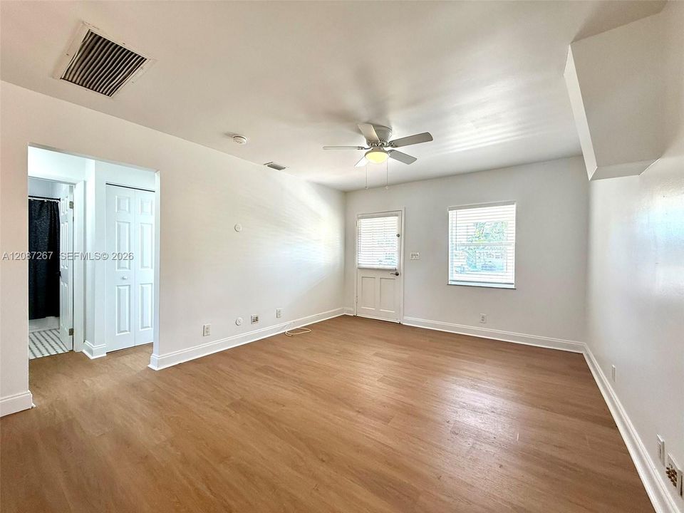 For Rent: $2,500 (2 beds, 1 baths, 839 Square Feet)