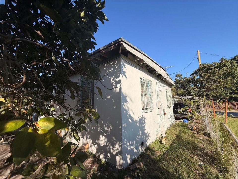 На продажу: $430,000 (2 спален, 1 ванн, 1180 Квадратных фут)