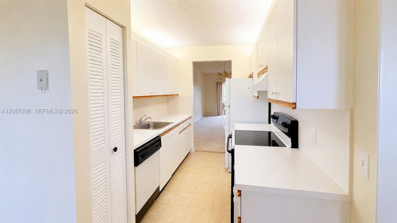 For Sale: $169,999 (2 beds, 2 baths, 1106 Square Feet)