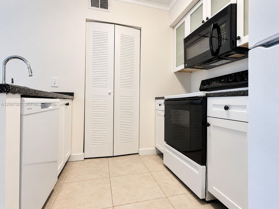 For Rent: $1,800 (1 beds, 1 baths, 650 Square Feet)