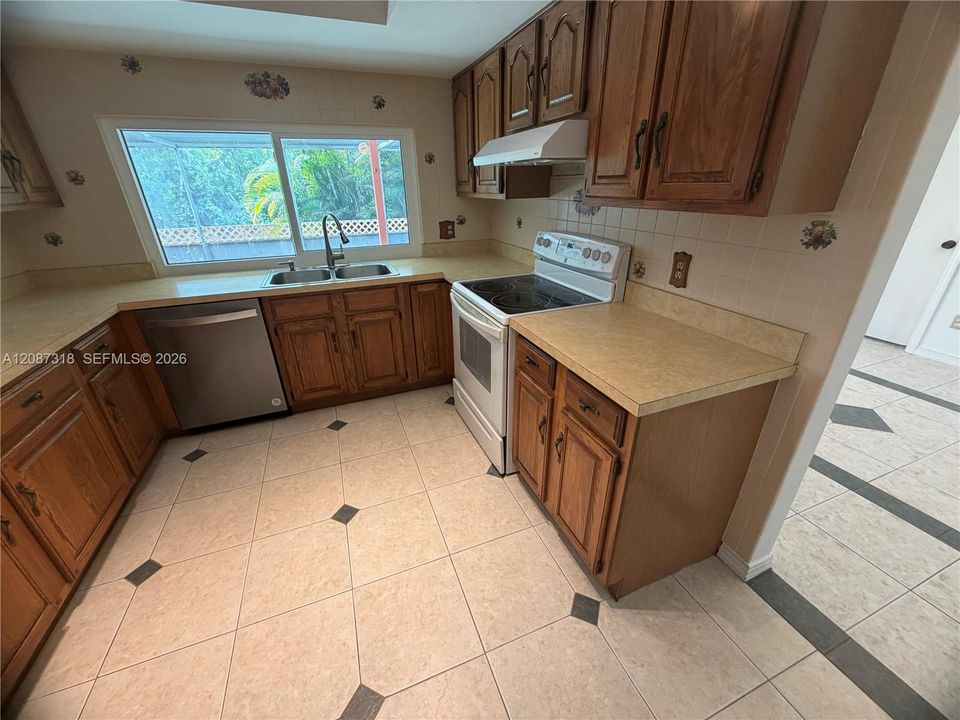 For Sale: $550,000 (4 beds, 2 baths, 2189 Square Feet)