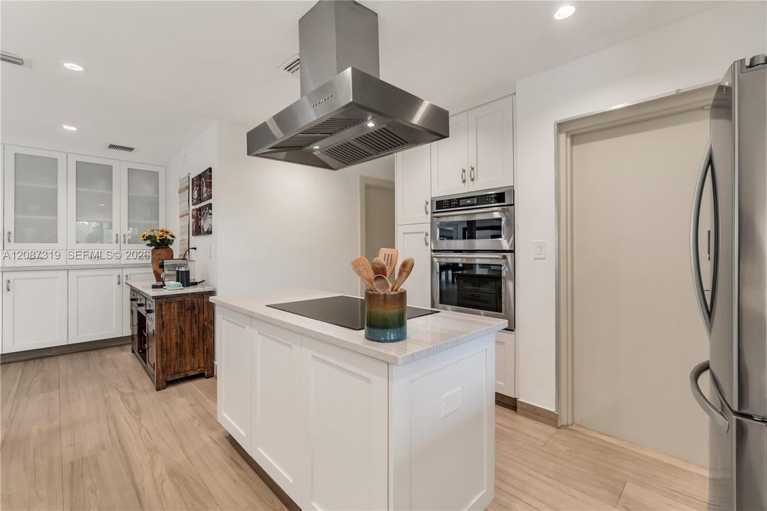 For Sale: $1,695,000 (4 beds, 2 baths, 2220 Square Feet)