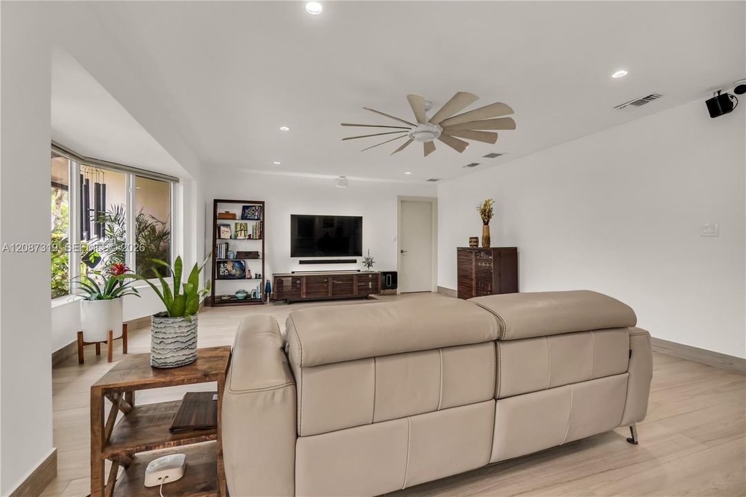 For Sale: $1,695,000 (4 beds, 2 baths, 2220 Square Feet)