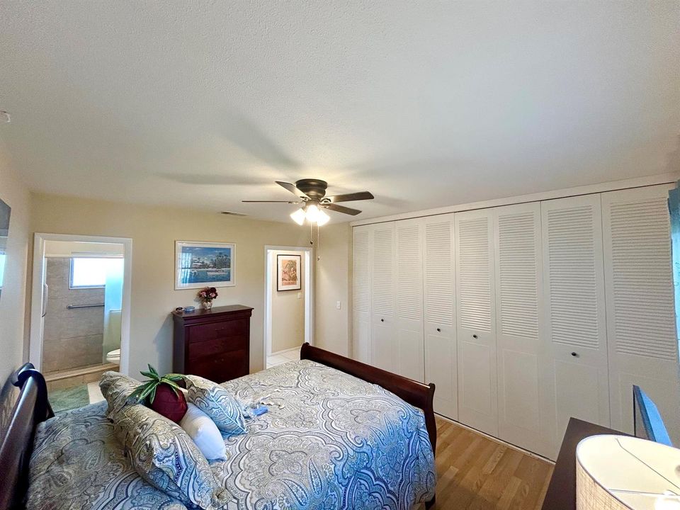 FULL WALL CLOSET