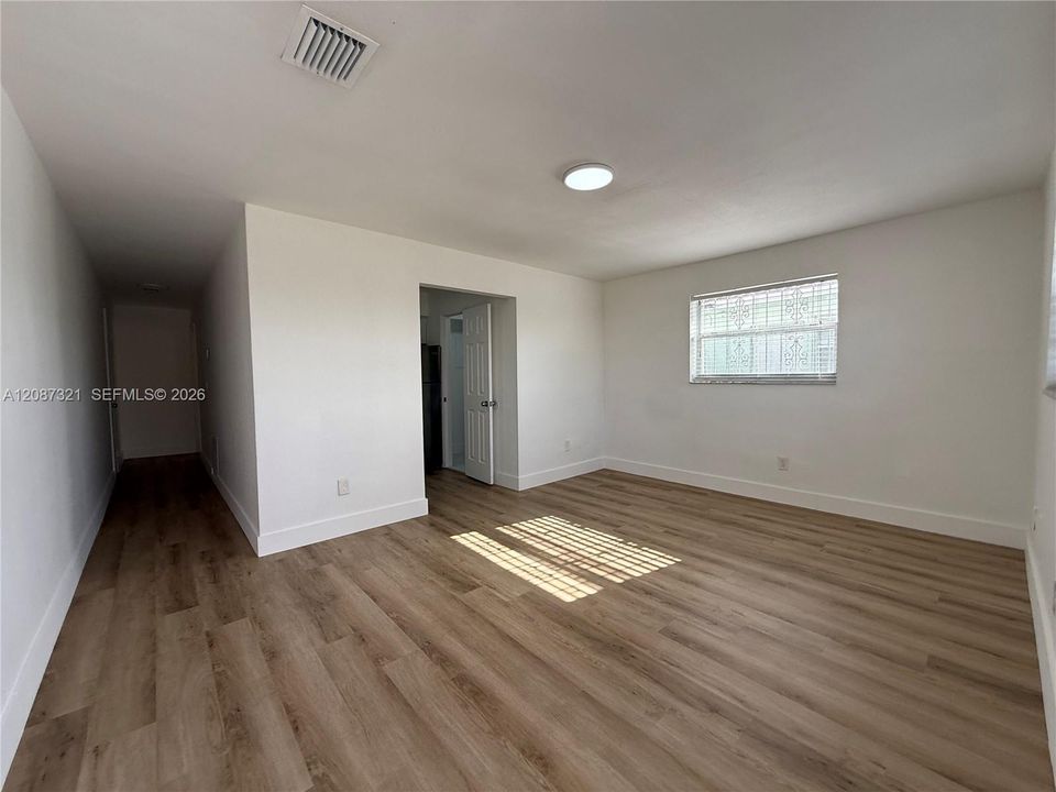 For Rent: $1,950 (1 beds, 1 baths, 2193 Square Feet)