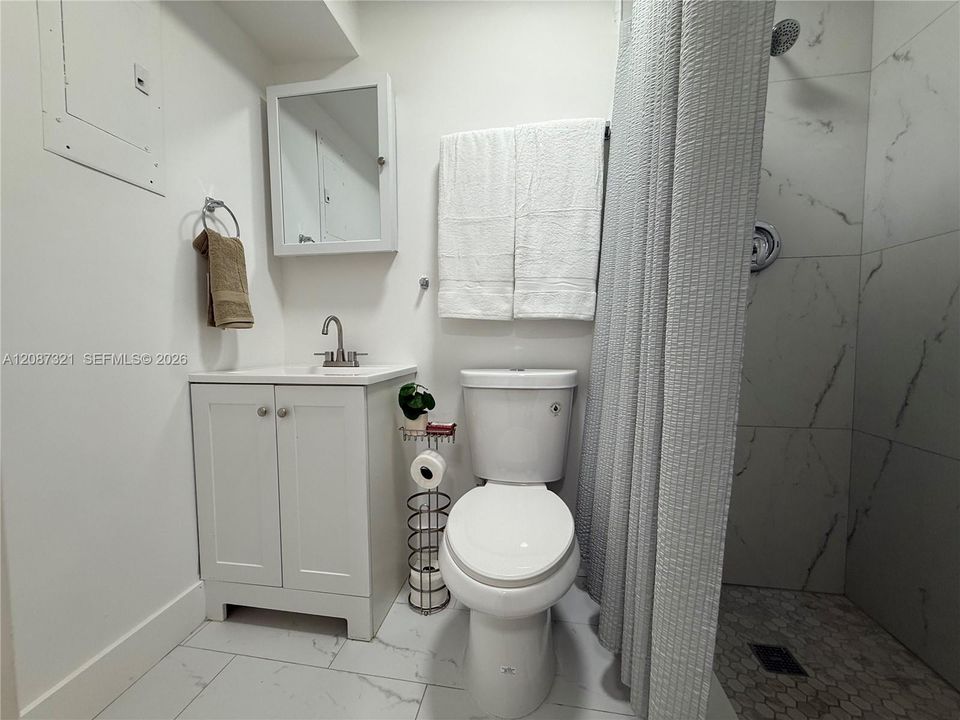 For Rent: $1,950 (1 beds, 1 baths, 2193 Square Feet)