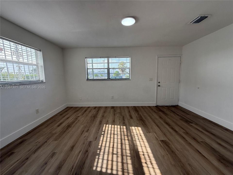 For Rent: $1,950 (1 beds, 1 baths, 2193 Square Feet)