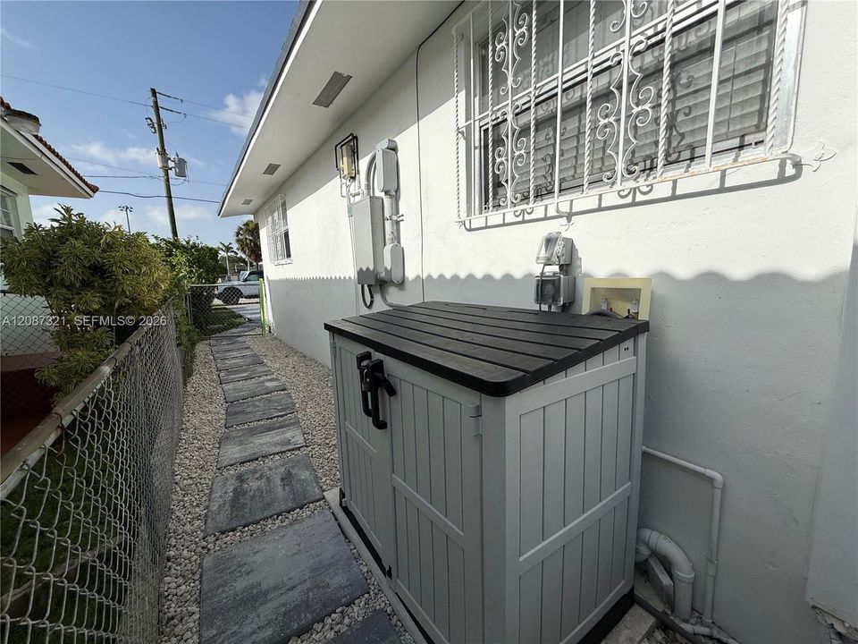 For Rent: $1,950 (1 beds, 1 baths, 2193 Square Feet)