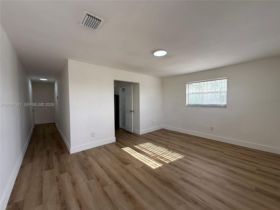For Rent: $1,950 (1 beds, 1 baths, 2193 Square Feet)