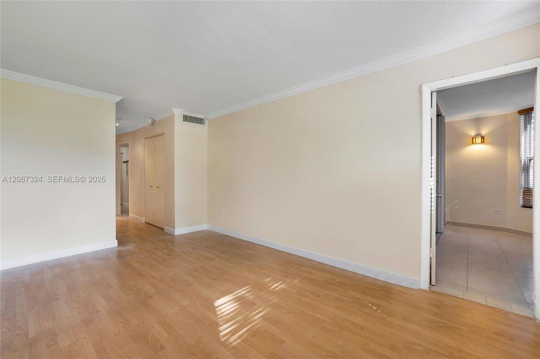 For Sale: $169,999 (1 beds, 1 baths, 898 Square Feet)