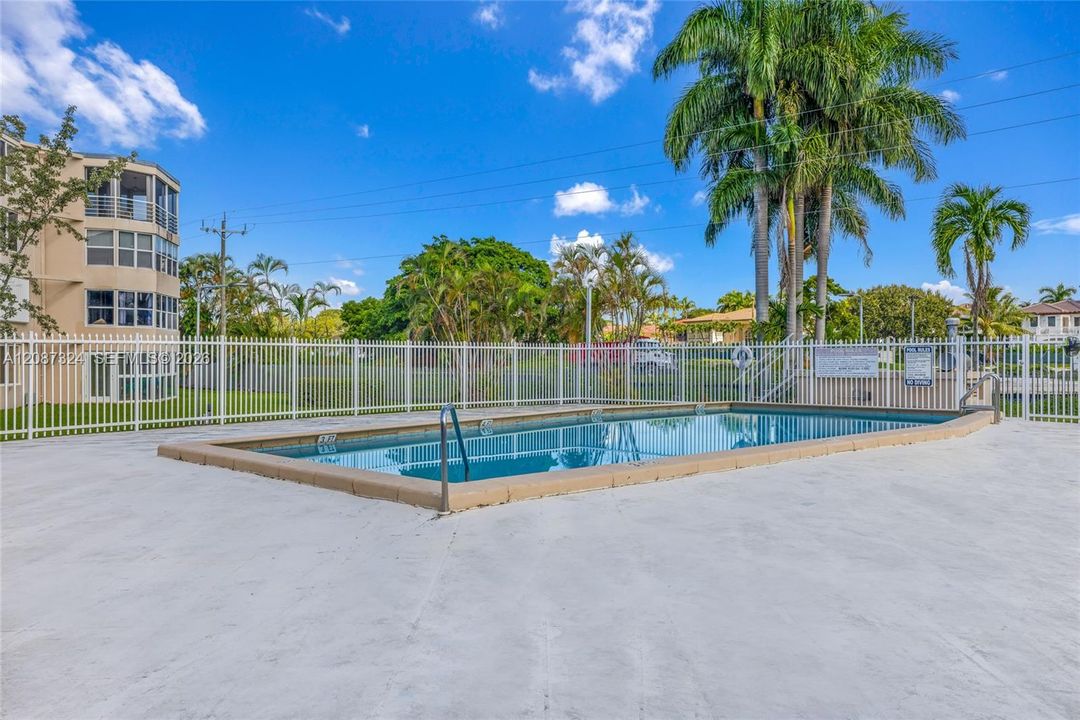 For Sale: $169,999 (1 beds, 1 baths, 898 Square Feet)