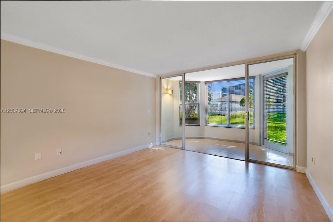 For Sale: $169,999 (1 beds, 1 baths, 898 Square Feet)