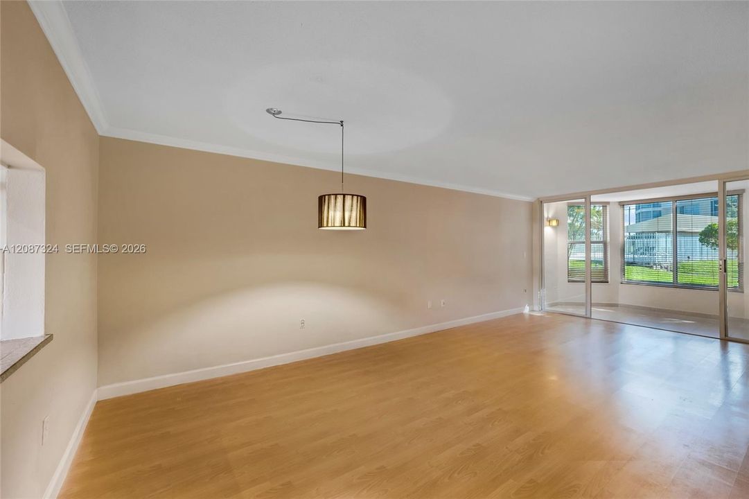 For Sale: $169,999 (1 beds, 1 baths, 898 Square Feet)