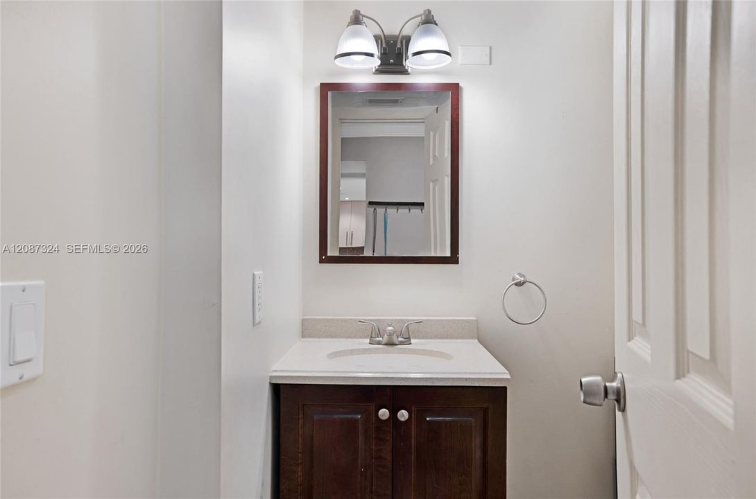 For Sale: $169,999 (1 beds, 1 baths, 898 Square Feet)