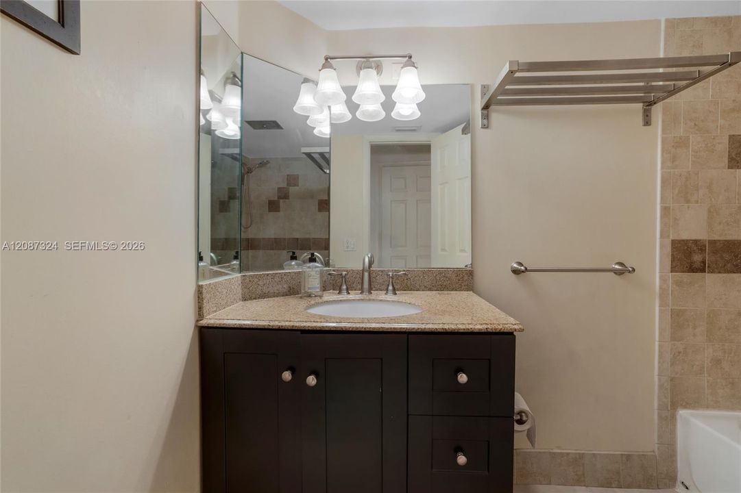 For Sale: $169,999 (1 beds, 1 baths, 898 Square Feet)