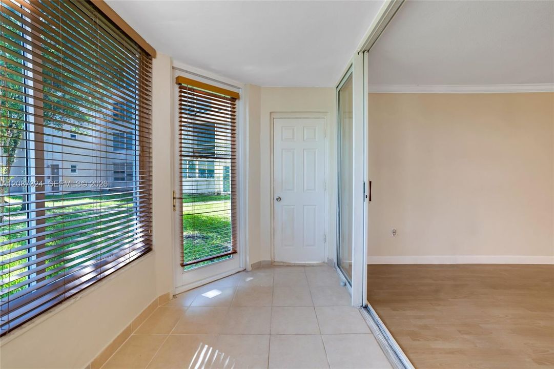For Sale: $169,999 (1 beds, 1 baths, 898 Square Feet)