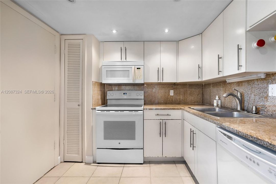 For Sale: $169,999 (1 beds, 1 baths, 898 Square Feet)
