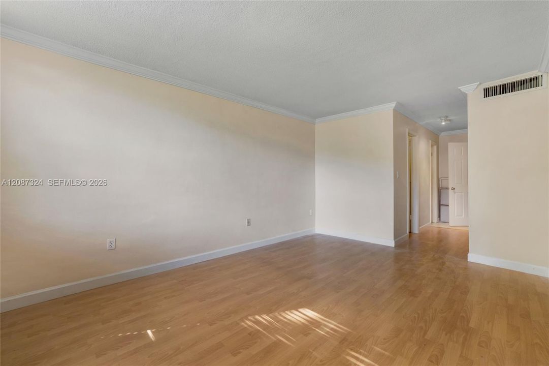 For Sale: $169,999 (1 beds, 1 baths, 898 Square Feet)