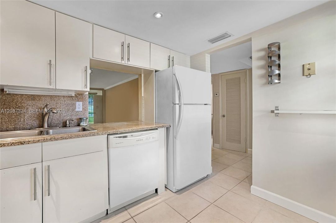For Sale: $169,999 (1 beds, 1 baths, 898 Square Feet)