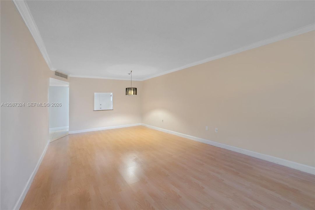 For Sale: $169,999 (1 beds, 1 baths, 898 Square Feet)