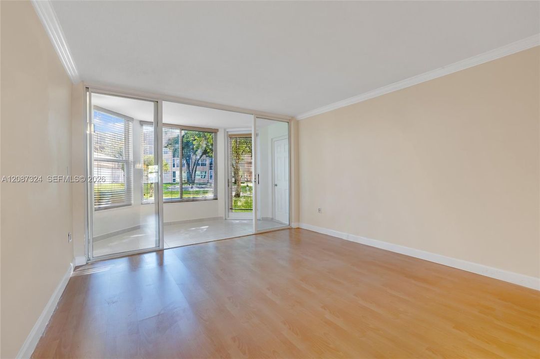 For Sale: $169,999 (1 beds, 1 baths, 898 Square Feet)