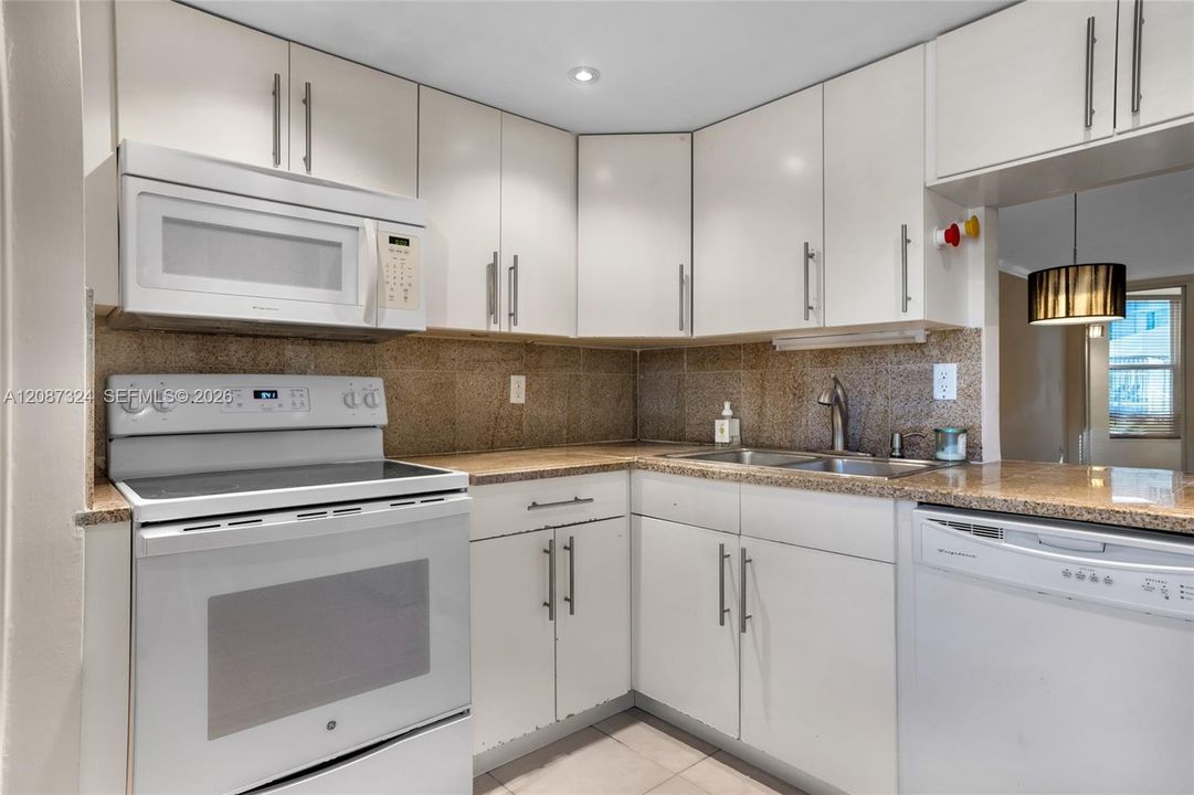 For Sale: $169,999 (1 beds, 1 baths, 898 Square Feet)