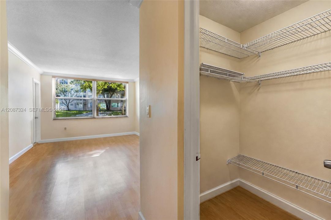 For Sale: $169,999 (1 beds, 1 baths, 898 Square Feet)
