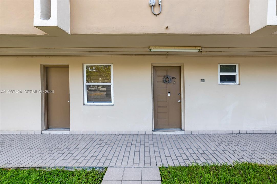 For Sale: $169,999 (1 beds, 1 baths, 898 Square Feet)