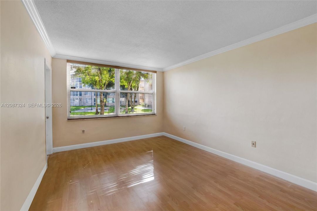 For Sale: $169,999 (1 beds, 1 baths, 898 Square Feet)