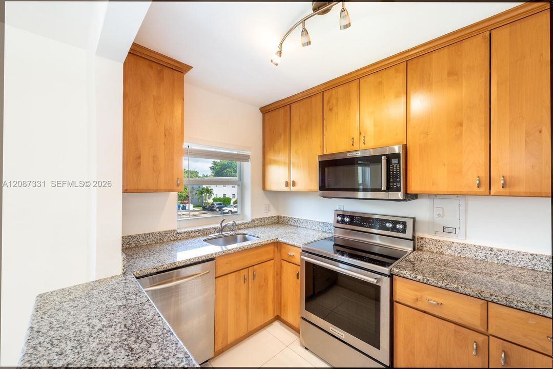 For Sale: $420,000 (2 beds, 1 baths, 786 Square Feet)