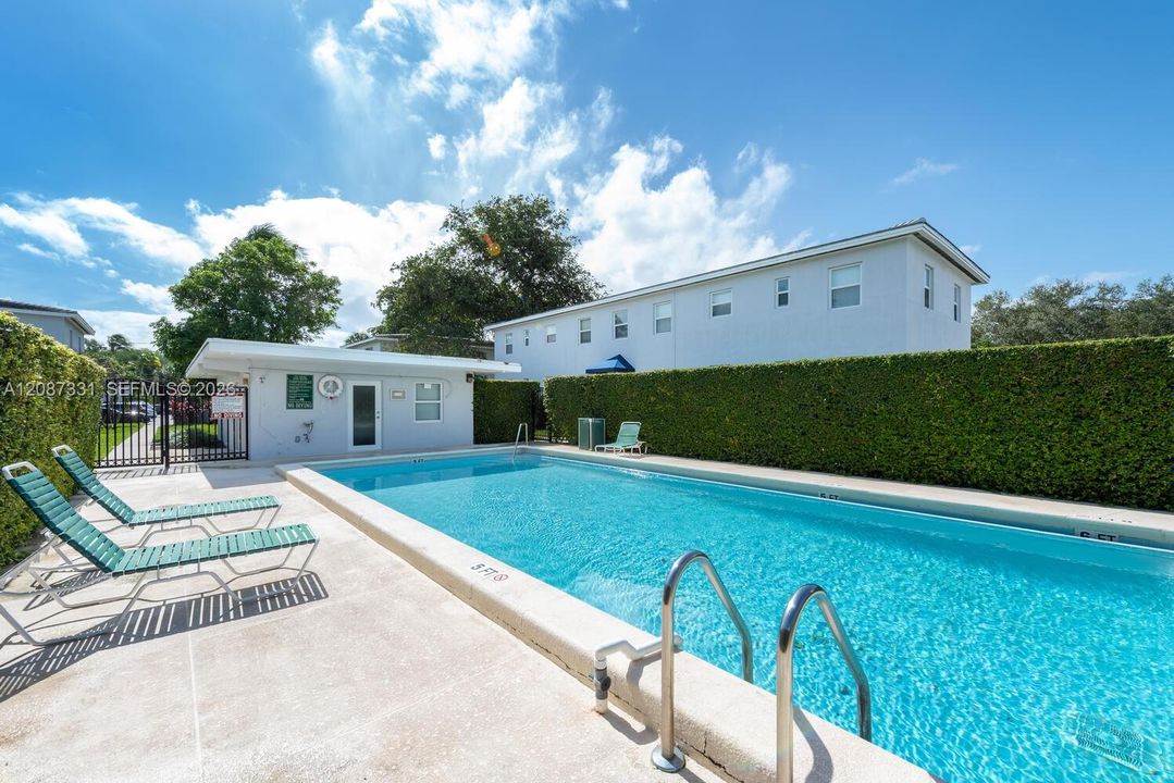 For Sale: $420,000 (2 beds, 1 baths, 786 Square Feet)