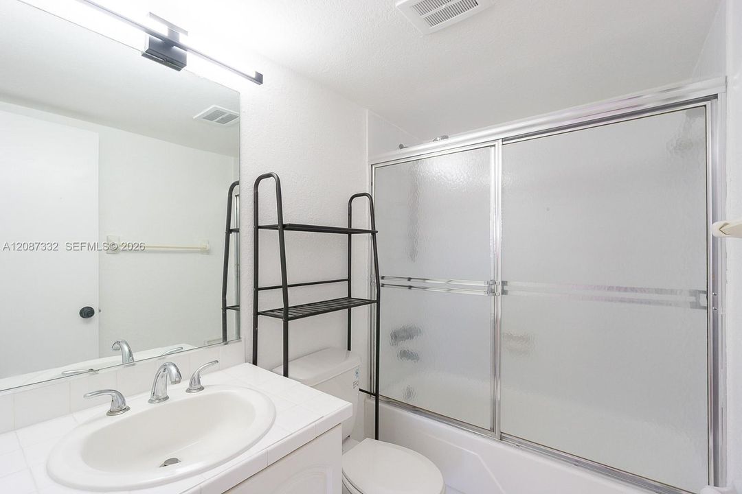 For Rent: $2,575 (2 beds, 2 baths, 960 Square Feet)