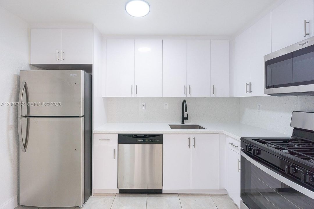 For Rent: $2,575 (2 beds, 2 baths, 960 Square Feet)