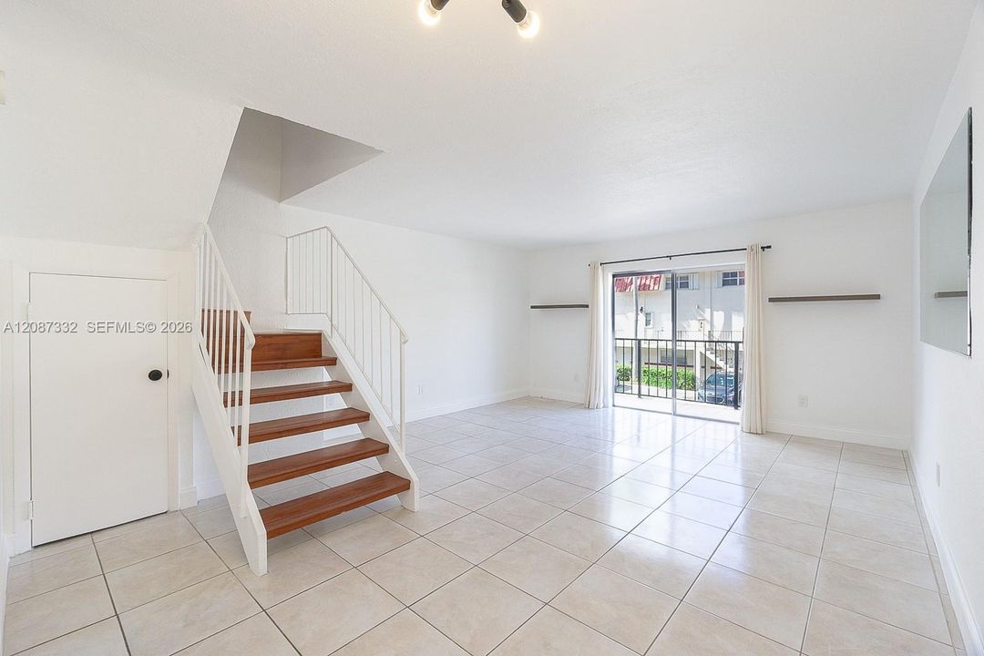 For Rent: $2,575 (2 beds, 2 baths, 960 Square Feet)
