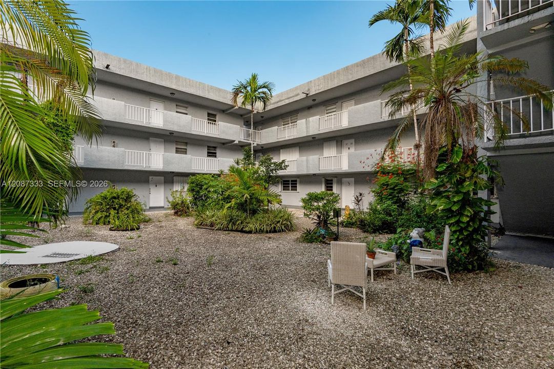 Active With Contract: $205,000 (1 beds, 1 baths, 790 Square Feet)