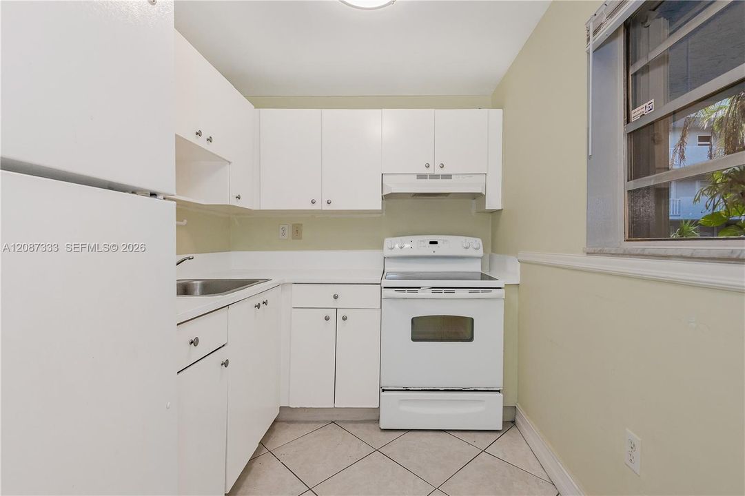 Active With Contract: $205,000 (1 beds, 1 baths, 790 Square Feet)