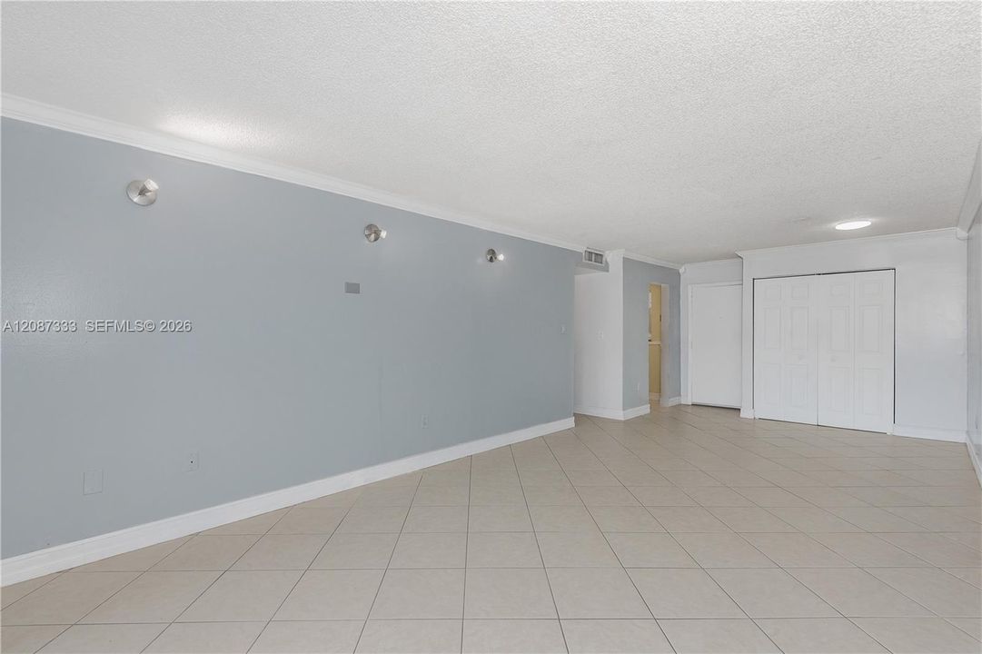 Active With Contract: $205,000 (1 beds, 1 baths, 790 Square Feet)