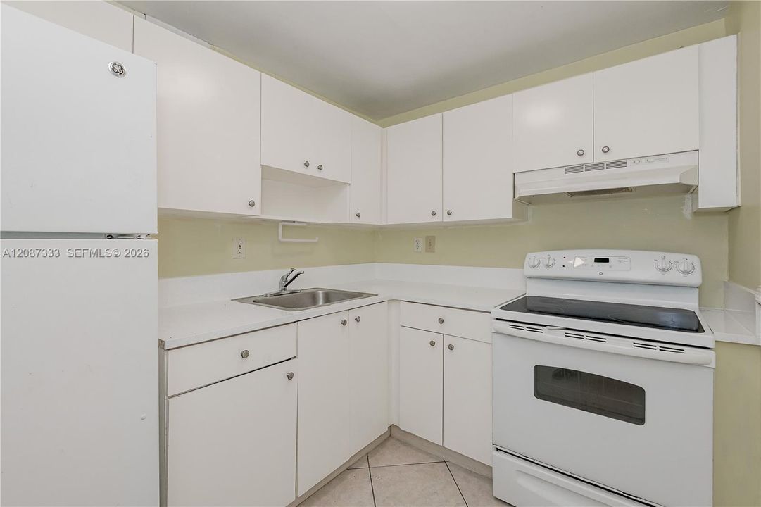 Active With Contract: $205,000 (1 beds, 1 baths, 790 Square Feet)