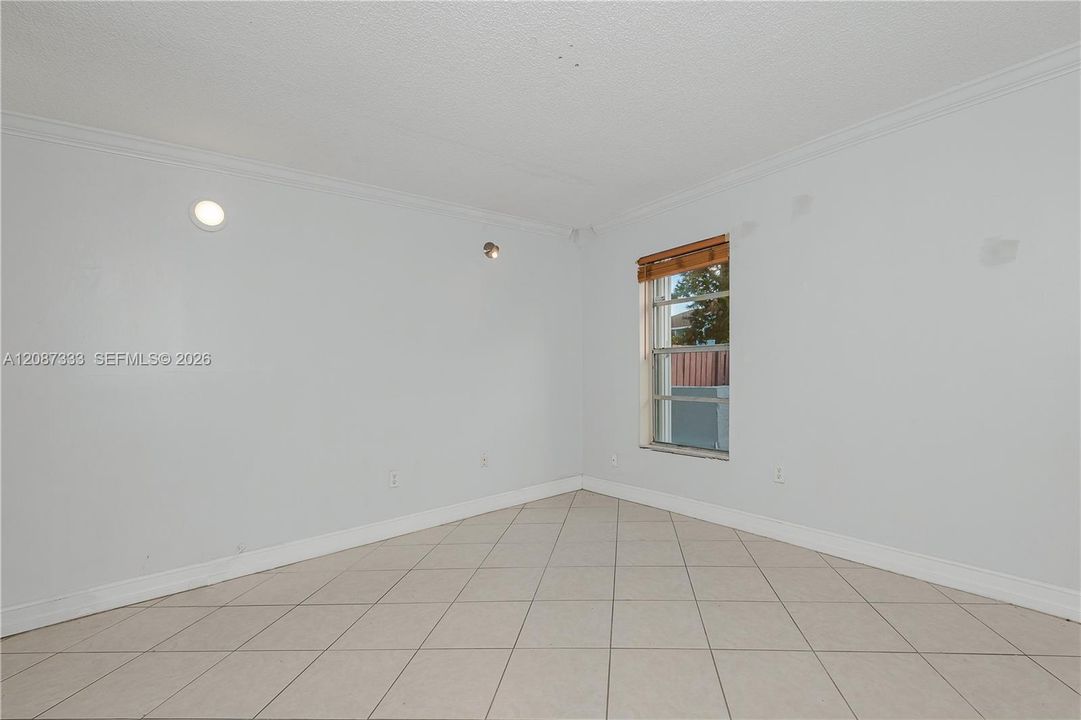 Active With Contract: $205,000 (1 beds, 1 baths, 790 Square Feet)